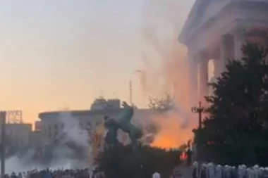 (VIDEO) Huligani prave haos ispred Skupštine: Bakljama i suzavcem napali policiju