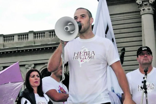 UHAPŠEN DAMJAN KNEŽEVIĆ! Vođa Narodnih patrola pretio smrću predsedniku Vučiću, a sada javno poziva na rušenje ćacilenda!