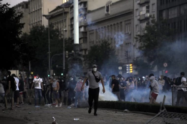 CRNI BILANS: PALILI KOLA, TUKLI KONJE, POLICAJCU RAZBILI LOBANJU!