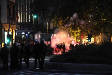 (FOTO) NEVEROVATNA OBMANA: Evo kako demonstranti lažiraju povrede!