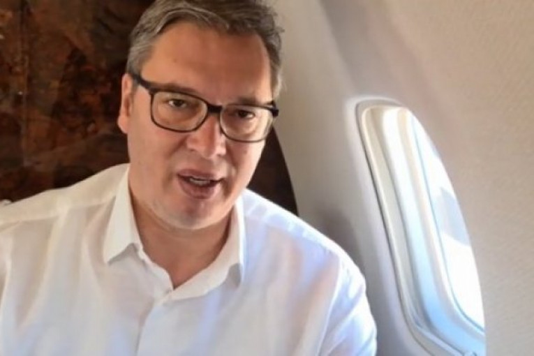 (VIDEO) Vučić iz aviona poručio: Ja sad letim za Pariz da se borim za našu Srbiju!