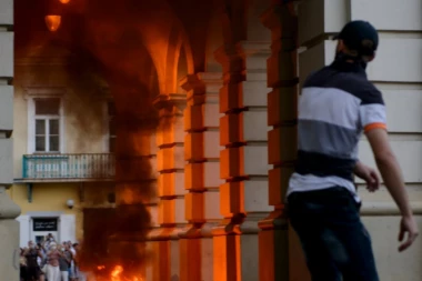 (FOTO) GORELA JE SRPSKA ATINA: Pogledajte do sada neobjavljene fotografije haosa u Novom Sadu