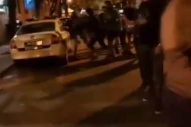 (VIDEO) UŽAS U NIŠU! Vandali kidišu na policijski automobil: OVAJ SNIMAK NISTE MOGLI DA VIDITE NA TELEVIZIJI!