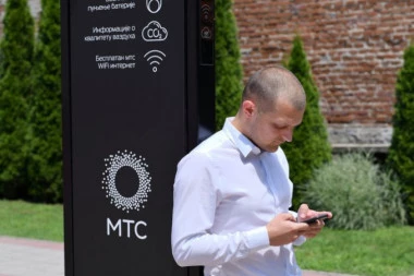 Telekom Srbija povodom Dana nauke postavio pametnu klupu u Leskovcu: Pametna klupa za leskovački naučni centar
