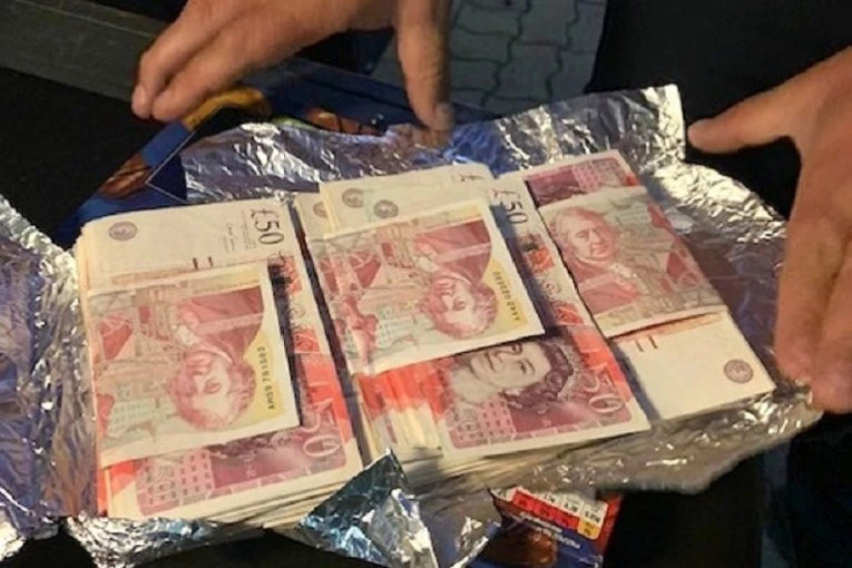 (FOTO) Da li znate kako mirišu britanske funte? Carinici na Horgošu pronašli novac na NEOBIČNIM MESTIMA!