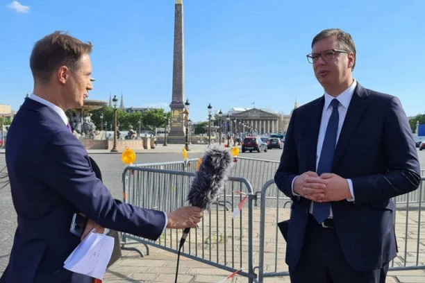 Vučić iz Pariza: Sa Makronom uvek imam otvorene razgovore, protesti se organizuju jer neko želi da se dočepa vlasti