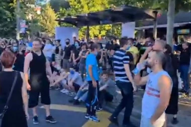 (VIDEO) Demonstranti se između sebe 'vataju za gušu: Pljušte psovke i uvrede