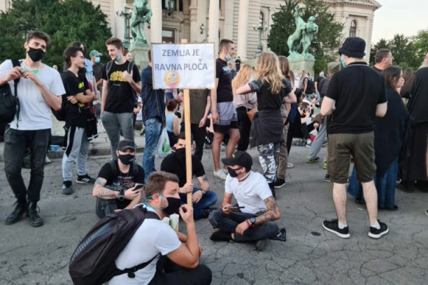 (FOTO) Ravnozemljaši na demonstracijama