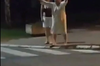 (VIDEO) Deka došao na protest pa ga izvadio: Masa zaurlala na prizor