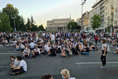 VUČIĆU, DIKTATORE, KRIV ŠTO SE MEĐUSOBNO MLATIMO! Protesti iz drugog ugla, ova serija tvitova sve objašnjava!