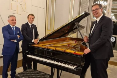 (FOTO) ČAŠICA KONJAKA ZA KRAJ RADNOG DANA! Vučić: Hvala Makronu na divnoj večeri u Jelisejskoj palati