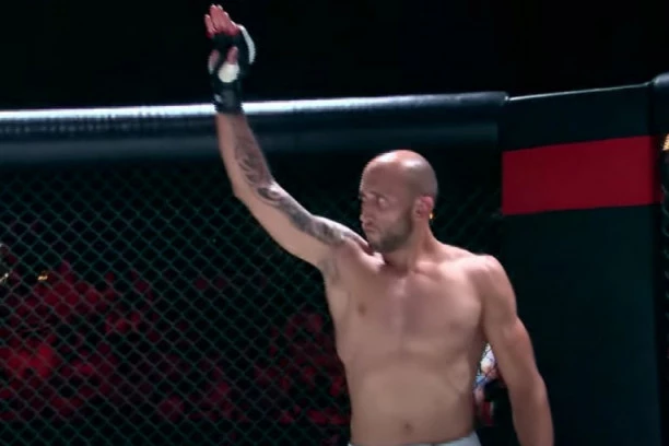 (VIDEO, FOTO) OPOMENA ZA ŽESTOKOG MOMKA! Novi detalji okršaja u Odžacima, sve se odigralo ispred kafića u kome se sastaju kriminalci!