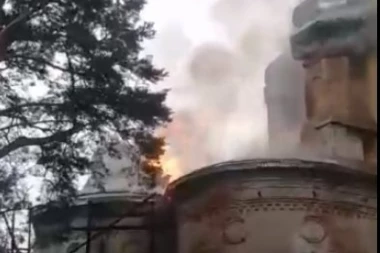 CRKVA BOGORODICE POTPUNO IZGORELA! Grom udario u svetinju u Rusiji