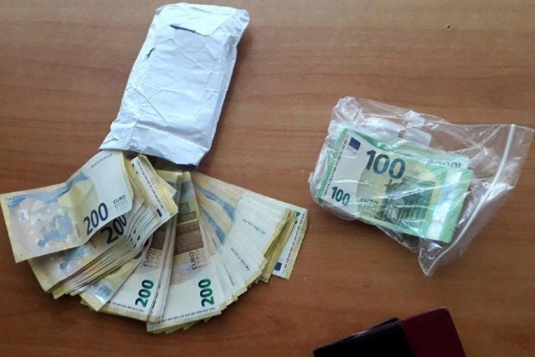 Turčin sa brdo para pokušao da pređe Gradinu, ali su srpski carinici ubrzo pronašli mesto gde je krio evre