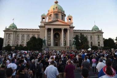 (FOTO) Mirno na večerašnjim protestima ispred Skupštine
