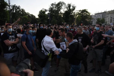 (FOTO) Ponovo sukobi među demonstrantima: Koškanje i guranje u masi