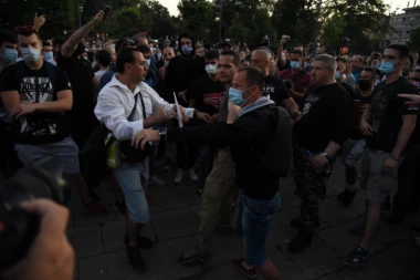 (VIDEO) Užarena atmosfera ispred skupštine: Eskalacija sukoba na pomolu, demonstranti pred vratima skupštine!