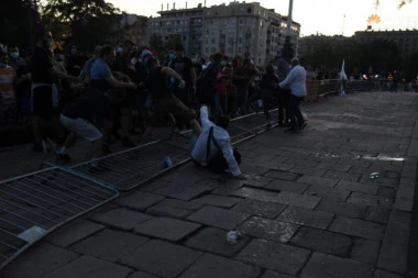 (VIDEO) Drama na protestima: Sevaju noževi, jedan učesnik izboden!