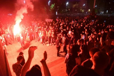(VIDEO) Vandali ponovo pokušali upad u Skupštinu: Haos na protestima!