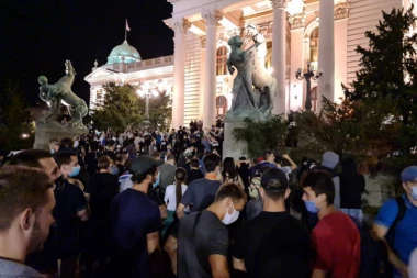 (VIDEO) ŠOKANTAN SNIMAK SA PROTESTA: Pogledajte kako demonstranti gaze novinara!