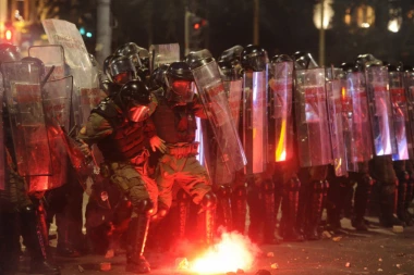 UŽASNE SLIKE IZ BEOGRADA POSLATE U SVET! Ovako su huligani sinoć rušili prestonicu