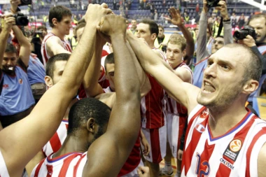 (FOTO) EKSPLOZIJA NA MALOM KALEMEGDANU: Reprezentativac na korak od Zvezde!