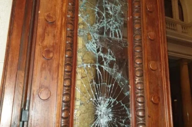 (FOTO) Krš i lom nakon divljanja! Vesić: Vadili su kamene kocke da bi gađali policiju i Narodnu skupštinu!