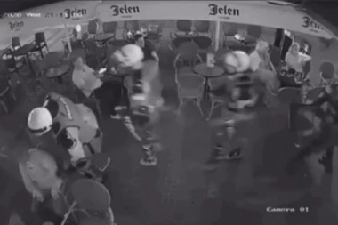 (VIDEO) Boja ga odala! OVAKO je razotkriven huligan na protestu u centru Beograda