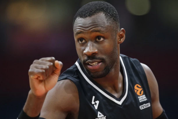 (FOTO) OKO NJEGA SU "ZARATILI" ZVEZDA I PARTIZAN: Dominantni centar IZABRAO i izazvao BURU!