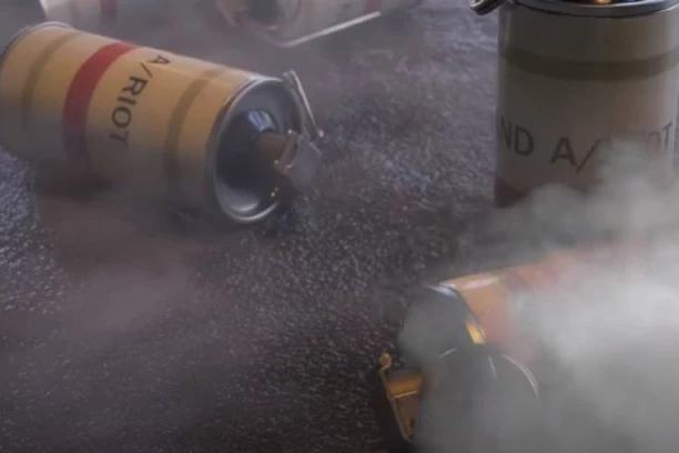 POLICIJA ISPALILA SUZAVAC, PRIVEDENO VIŠE OD 700 DEMONSTRANATA: Klimatski aktivisti napravili haos u Liježu, blokirali predstavništvo Alibabe