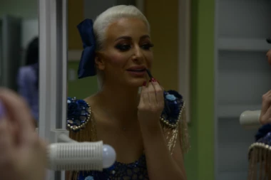 (VIDEO) DUŠICA JAKOVLJEVIĆ NAPRAVILA POMETNJU NA ULICI: Presvlačila se pred svima - PRIZOR ZAPANJIO MNOGE!