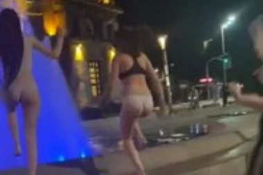 (VIDEO) Lepša strana demonstracija! Polugole devojke u fontani u centru Beograda