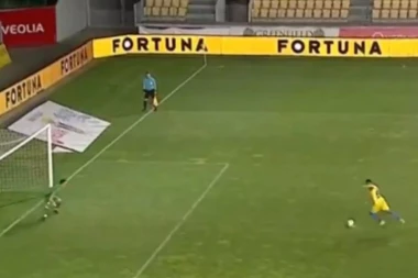 (VIDEO) NEZAPAMĆEN CIRKUS: Sudija tri puta ponavljao penal, oni promašili SVA TRI!