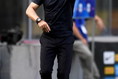 (FOTO) LEGENDARNI FUDBALER JE NEUNIŠTIV: Bombarder Miha opet u kopačkama! Pre toga se zagrevao uz Severinu na jahti