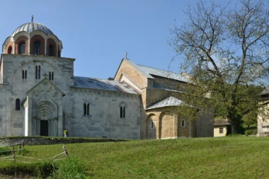 SKANDAL NA KOSOVU! Albanske vlasti pretvaraju srpski manastir u baziliku!