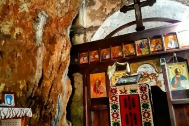 (FOTO, VIDEO) Za OVU crvku u Srbiji retko ko zna, a krije veliku MISTERIJU: U njoj je freska kakve nema NIGDE U SVETU!