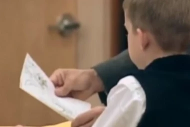 (VIDEO) DEČAK SVEDOČIO JEZIVOM ZLOČINU: Nacrtao bazen i sestru, nakon toga majka je dobila DOŽIVOTNU!