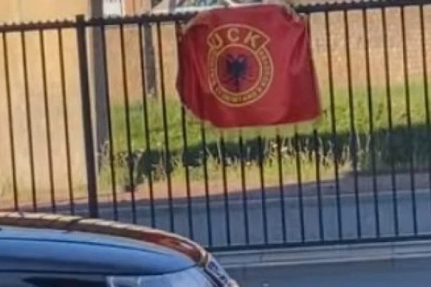 SKANDAL U GRČKOJ! Albanci mahali zastavama OVK