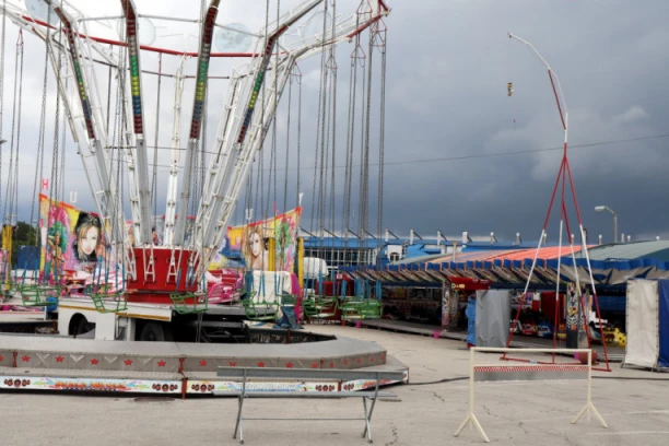 JEZIVO! ČETVORO DECE POVREĐENO U PADU RINGIŠPILA U DOBOJU, RODITELJI IH NA RUKAMA TRČEĆI ODNELI U DOM ZDRAVLJA!  (FOTO)