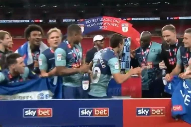 ČUDO U ENGLESKOJ: Tim koji je do skora igrao amaterski fudbal ušao u Čempionšip, a njihov dres nosi igrač kojeg mrze navijači Zvezde!