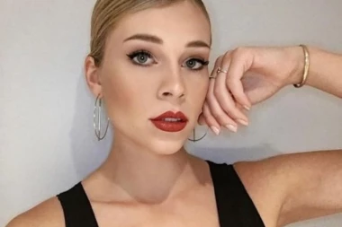 (FOTO) KAKO ĆE OSKUDNO OBUČENA U EMIRATE? Devojka bivšeg centra Zvezde planira da "zapali" tamošnje navijače