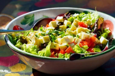 OVA SALATA SE JEDE SAMO TRI DANA: Recept koji čini ČUDA, stomak će vam biti ravan kao nikad do sada!