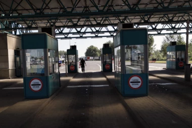 MAĐARSKA POLICIJA PUCALA NA MIGRANTE! Haos na granici, kamion probio kontrolni punkt