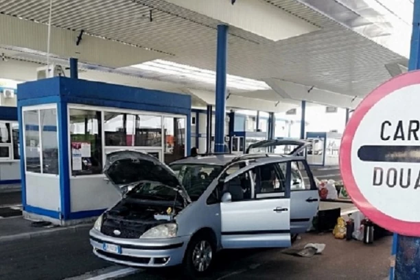 (FOTO) Rekli su da nemaju ništa da prijave, a onda su carinici pronašli OVO u autu!
