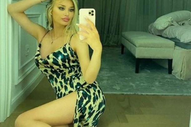 (FOTO) NAVIKLI STE DA JE VIDITE ANOREKSIČNU! Evo kako Sofija Milošević izgleda neposredno pred porođaj - NEPREPOZNATLJIVA U KUPAĆEM KOSTIMU!