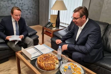 (FOTO) VUČIĆ PRAVI DOMAĆIN! Sa PROJOM I POGAČOM pred evropskog komesara