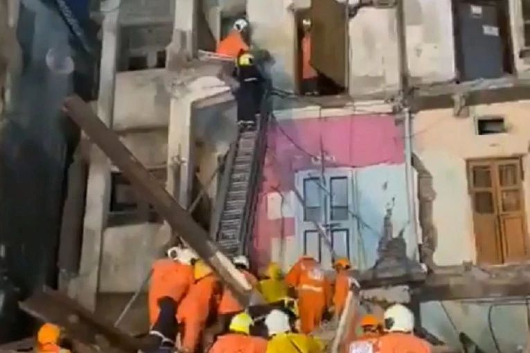 (VIDEO) LJUDI ZAROBLJENI, ZGRADA SE URUŠILA! Stravične scene u Indiji, vatrogasci u potrazi!