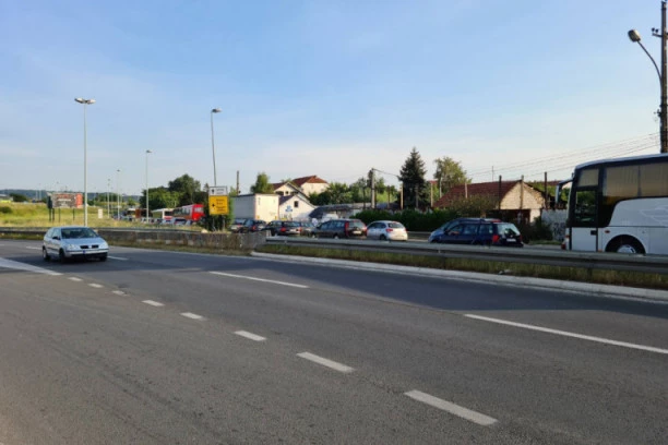 POJAČAN SAOBRAĆAJ, ALI NEMA ZASTOJA! Kiša može otežati vožnju!