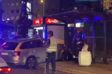 (FOTO) KATASTROFA NA AUTOKOMANDI! Autom se zaleteo u autobusku stanicu, nastao HAOS!