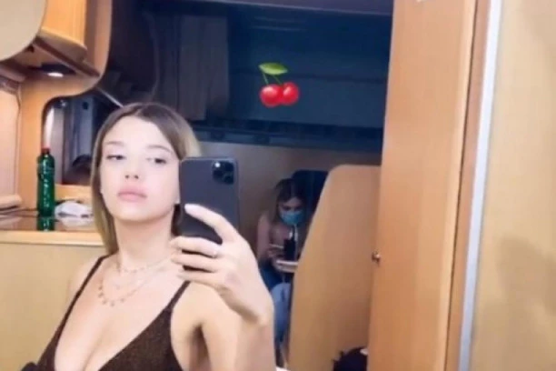 (FOTO) NJE ZA ONE SA SLABIM SRCEM! Kija bez DONJEG VEŠA, raširila noge, pa pokazala jelkicu!